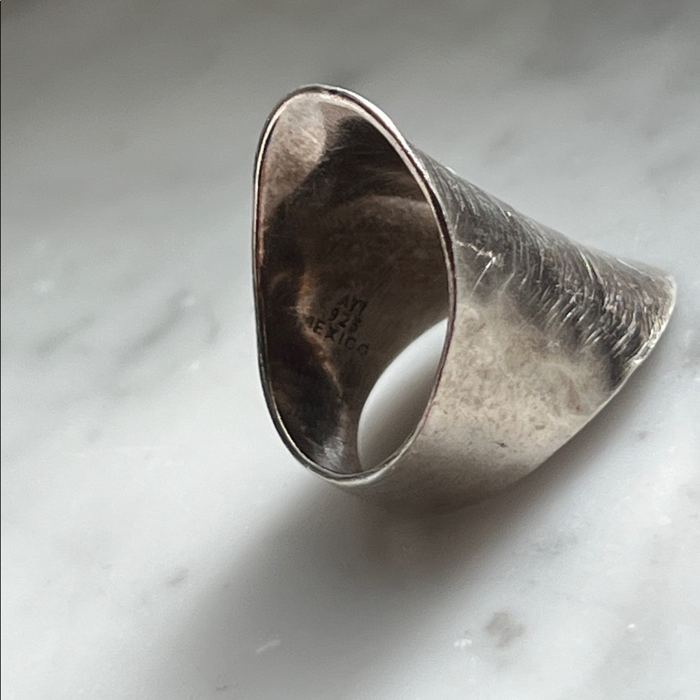 Elegant Silver Hammered Ring size 8 - Picture 5 of 5